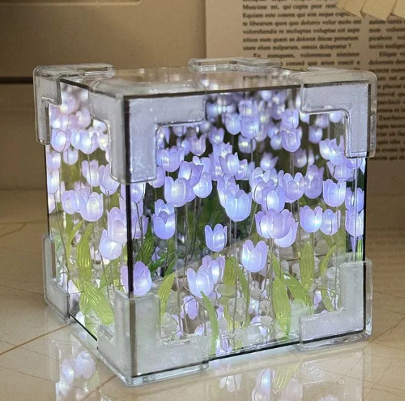 Cubo de Cristal LED con Tulipanes Eternos | Lámpara Decorativa, Luz Nocturna y Regalo Perfecto